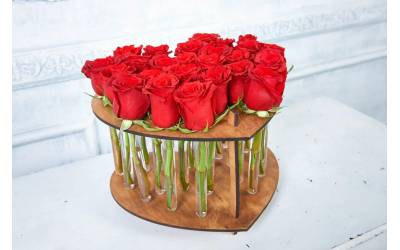 15 роз в пробирке в форме сердца